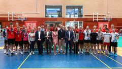 La alcaldesa de Santander visita al equipo júnior de bádminton