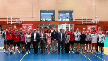 La alcaldesa de Santander visita al equipo j¨²nior de b¨¢dminton