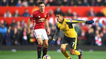 MANCHESTER, ENGLAND - NOVEMBER 19: Alexis Sanchez of Arsenal (R) takes the ball past Ander Herrera of Manchester United (L) during the Premier League match between Manchester United and Arsenal at Old Trafford on November 19, 2016 in Manchester, England.  (Photo by Shaun Botterill/Getty Images)