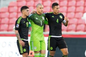 Guzmán y Salcedo felicitan a Manuel Lajud, quien atajó un penal sobre el final del encuentro.