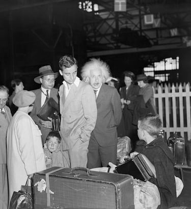 Dr. Albert Einstein, Jr., su esposa y sus dos hijos, Klaus Martin, de 6 años, y Bernard, de 8 a bordo del SS American Trader.