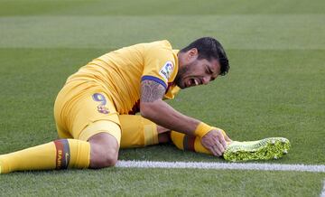 Luis Suárez se retiró lesionado tras resentirse de unas molestias en el tobillo.
















































