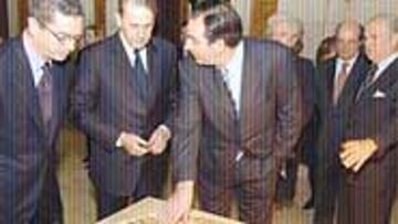 <b>ILUSIONADOS</b>. Mayoral y Ruiz Gallardón explican el proyecto a Rogge.