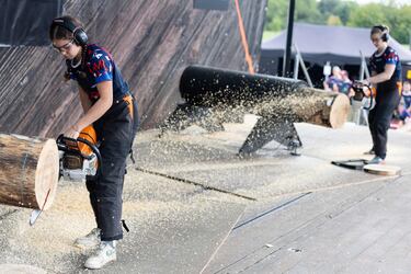 Deportistas de todo el mundo compiten en varias pruebas manejando diferentes herramientas para la madera como motosierras, hachas y sierras.