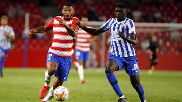 Moussa Diarrá, una de las sensaciones de la pretemporada en el Málaga, en pugna con Luis Suárez.