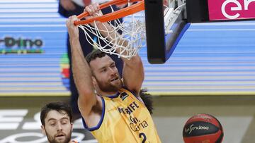 Matt Costello realiza un mate ante el Valencia en la fase final de la Liga Endesa.