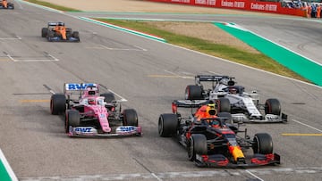 Sergio P&eacute;rez pelea con Albon durante el GP de Emilia Romagna.