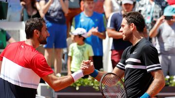 Los tenistas Marin Cilic y Juan Martín del Potro se saludan tras su partido en Roland Garros 2018.