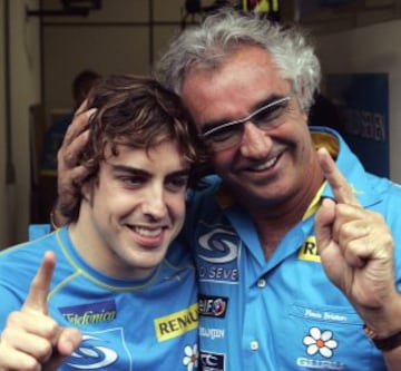 El 25 de septiembre de 2005, Fernando Alonso conquistó el primer Mundial de su carrera tras quedar tercero en el Gran Premio de Brasil. Flavio Briatore felicita al piloto asturiano.