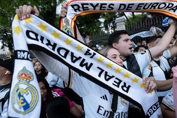 Despite the lack of an official celebration, Real Madrid fans still gathered at Cibeles after the league title was confirmed.