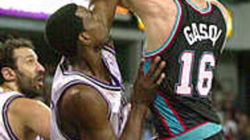 Pau Gasol intenta anotar ante la oposición de Chris Webber.