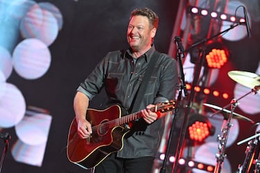 Blake Shelton es una de las figuras más importantes de la música y la televisión en Estados Unidos. Es un aclamado cantante de música country debutando en 2001 con el sencillo "Austin", que pasó cinco semanas en el número uno del ranking Hot Country Songs. Es muy famoso por haber sido coach y jurado en el popular programa de competencia de canto The Voice en Estados Unidos desde su primera temporada.