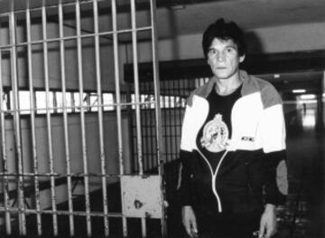 Carlos Monzón, boxeador argentino que alcanzó el título mundial del peso medio en 1970 y considerado como uno de los mejores púgiles de la historia del boxeo. Defendió en 14 peleas hasta 1977, año de su retiro. En 1988 fue juzgado y condenado a 11 años de prisión por matar a su mujer Alicia Muñiz. Murió en un accidente de tráfico en una de sus salidas restringidas de la penitenciaria en 1995.