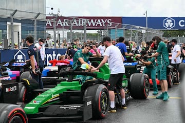 Durante el Gran Premio de Miami 2025, los 20 pilotos de F車rmula 1 desfilaron en r谷plicas a tama?o real de sus monoplazas, construidas con aproximadamente 400.000 piezas de LEGO cada una. Estas versiones el谷ctricas, con neum芍ticos Pirelli reales, alcanzaban hasta 20 km/h y fueron creadas en colaboraci車n con LEGO. El desfile reemplaz車 al tradicional cami車n de presentaci車n, ofreciendo una experiencia m芍s creativa, que gener車 entusiasmo tanto en la pista como entre los espectadores. La iniciativa busca acercar el espect芍culo de la F1 a los fans.