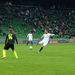 De chaqué y pajarita: el elegante golpeo de Rakitic en el gol del Sevilla