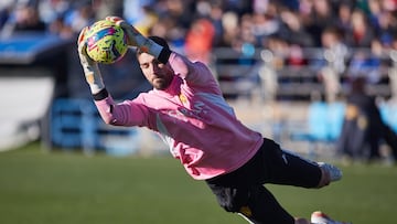 Álvaro Ratón hace una palomita en un entrenamiento.