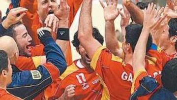 La selección española celebra su triunfo sobre Túnez
