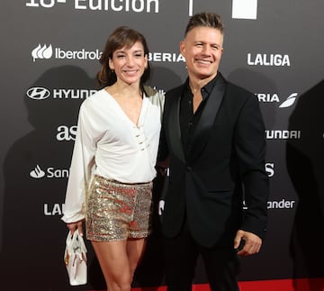 La karateka, Sandra Sánchez acompañada de Jesús del Moral, posan en el photocall de los Premios AS del Deporte 2024.