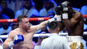 Riyadh (Saudi Arabia), 04/05/2025.- Saul 'Canelo' Alvarez (L) of Mexico fights William Scull of Cuba in their IBF Super Middleweight title bout in Riyadh, Saudi Arabia, 04 May 2025. Canelo won by unanimous decision and had unified the IBF title with his WBA (Super), WBC and WBO titles. (Arabia Saudita) EFE/EPA/STR