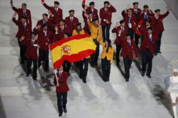 Javier Fernández abanderado de España lidera la delegación española durante la ceremonia de inauguración de los Juegos Olímpicos de Invierno de Sochi 2014