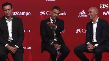 La broma de Luis Enrique a un periodista: "¡Mira! El próximo seleccionador"