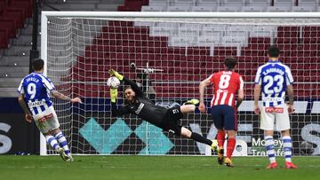 Jan Oblak detiene el penalti lanzado por Joselu.