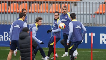 MAJADAHONDA (MADRID), 16/12/2025.- Los futbolistas Conor Gallagher (3i), Giacomo Raspadori (c) y Antoine Griezmann (2d) durante un entrenamiento del Atlético de Madrid en la Ciudad deportiva de Majadahonda este martes en la víspera del partido de Copa del Rey contra el Atlético Baleares. EFE/Rodrigo Jiménez