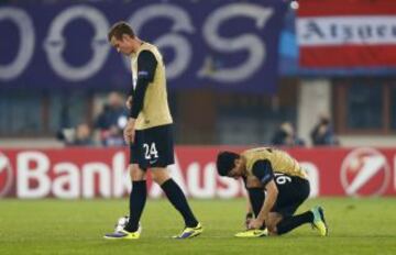 Roman Kienast y Philipp Hosiner tristes tras el gol encajado.