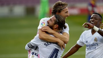 Luka Modric y Sergio Ramos celebran el gol del croata en el &uacute;ltimo Cl&aacute;sico Barcelona-Real Madrid de LaLiga Santander celebrado en el Camp Nou.