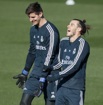 El buen ambiente predominó en toda la sesión. Courtois y Bale.