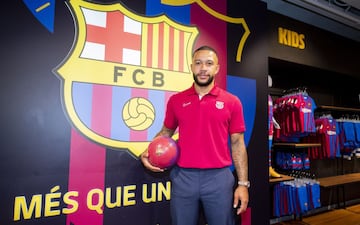 El delantero neerlandés Memphis Depay llegó ayer día 19 de julio a Barcelona y hoy se ha entrenado por primera vez con el resto de la plantilla a las órdenes de Koeman. 