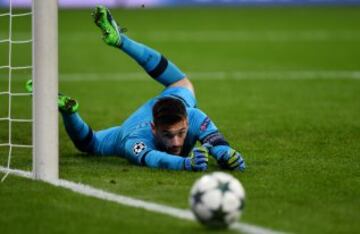 Actual portero del Tottenham Hotspur, acaba contrato en 2019 y no ha cerrado aún su renovación. En la lista de los mejores porteros de 2016 según la IFFHS, el francés engrosa la lista de candidatos a defender la portería del Real Madrid de cara a la próxima temporada.
