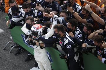 Pierre Gasly celebra junto a su equipo la victoria en Monza. 