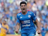 MEX4524. PUEBLA (MÉXICO), 15/02/2026.- Nicolás Ibáñez de Cruz Azul celebra un gol este domingo, durante un partido de la Liga MX entre Cruz Azul y Tigres en el estadio Cuauhtémoc, en Puebla (México). EFE/ Hilda Ríos