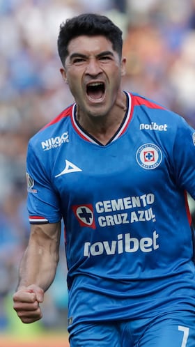 MEX4524. PUEBLA (MÉXICO), 15/02/2026.- Nicolás Ibáñez de Cruz Azul celebra un gol este domingo, durante un partido de la Liga MX entre Cruz Azul y Tigres en el estadio Cuauhtémoc, en Puebla (México). EFE/ Hilda Ríos