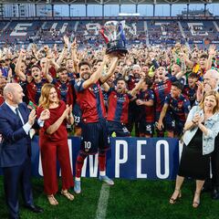 El Levante celebra el título por todo lo alto