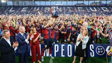 El Levante celebra el título por todo lo alto