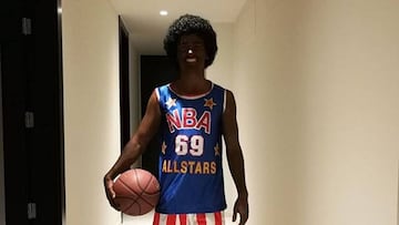 Griezmann vestido de jugador de baloncesto.