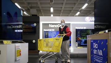 Hombre comprando electrodomésticos en un almacén en el Día sin IVA.