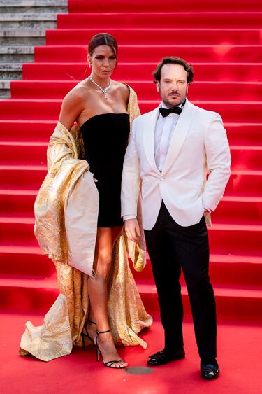 La influencer Laura Matamoros posa en la alfombra roja de la Primera edición de los Premios de la Academia de la Moda Española.