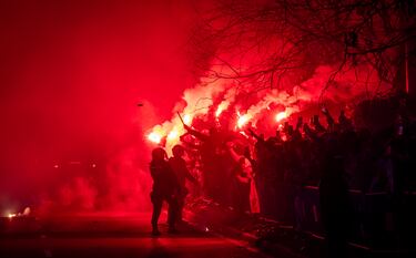La afición del Atleti ha recibido a su equipo a su llegada al Metropolitano antes del partido de Champions contra el Real Madrid.