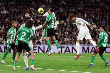 El jugador del Real Madrid, Raúl Asencio, marca el 3-0 al Real Betis. 