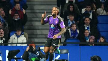 SAN SEBASTIAN, SPAIN - FEBRUARY 05: Cyle Larin of Real Valladolid CF celebrates after scoring the team's first goal during the LaLiga Santander match between Real Sociedad and Real Valladolid CF at Reale Arena on February 05, 2023 in San Sebastian, Spain. (Photo by Juan Manuel Serrano Arce/Getty Images)