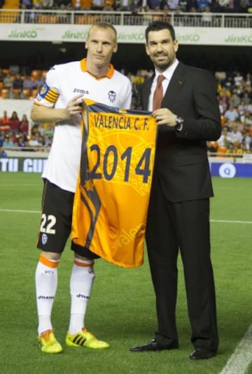 Mestalla rindió homenaje al Valencia Basket tras conseguir la Eurocup. Mathieu con Rafa Martínez.