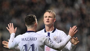 Dolberg celebra un gol en el Anderlecht junto a Thorgan Hazard, hermano de Eden.