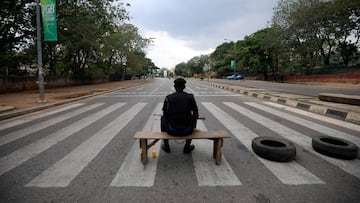 A police officer is pictured at a road block while the spread of the coronavirus disease (COVID-19) continues in Abuja, Nigeria April 9, 2020. REUTERS/Afolabi Sotunde     TPX IMAGES OF THE DAY