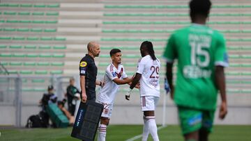 El delantero hondureño salió tocado en el duelo entre el Girondins de Burdeos y el Saint-Etienne y se pone en duda para los amistosos ante Guatemala y Argentina.