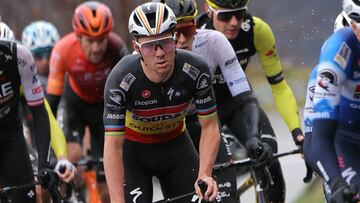 Soudal Quick�Step's Belgian cyclist Remco Evenepoel rides in the pack on the final climb during the 7th stage of the Paris-Nice cycling race, 104 km between Nice and La Madone d'Utelle, on March 9, 2024. (Photo by Thomas SAMSON / AFP)