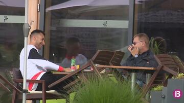 El portero del RCD Mallorca, Dominik Greif, con su representante en la concentración de pretemporada en Austria.