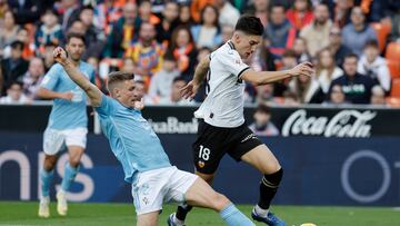 Starfelt intenta arrebatarle el balón a Pepelu durante el encuentro disputado en Mestalla frente al Valencia.